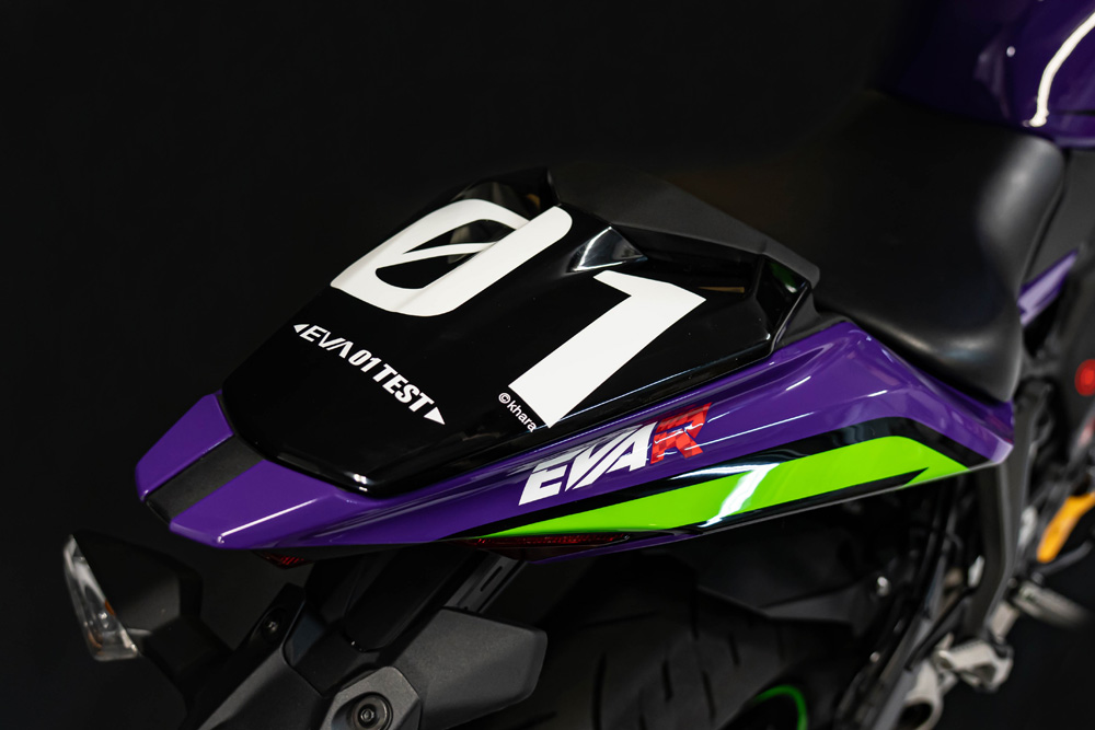 エヴァンゲリオンレーシングの鈴鹿8耐参戦マシンをイメージした250cc 